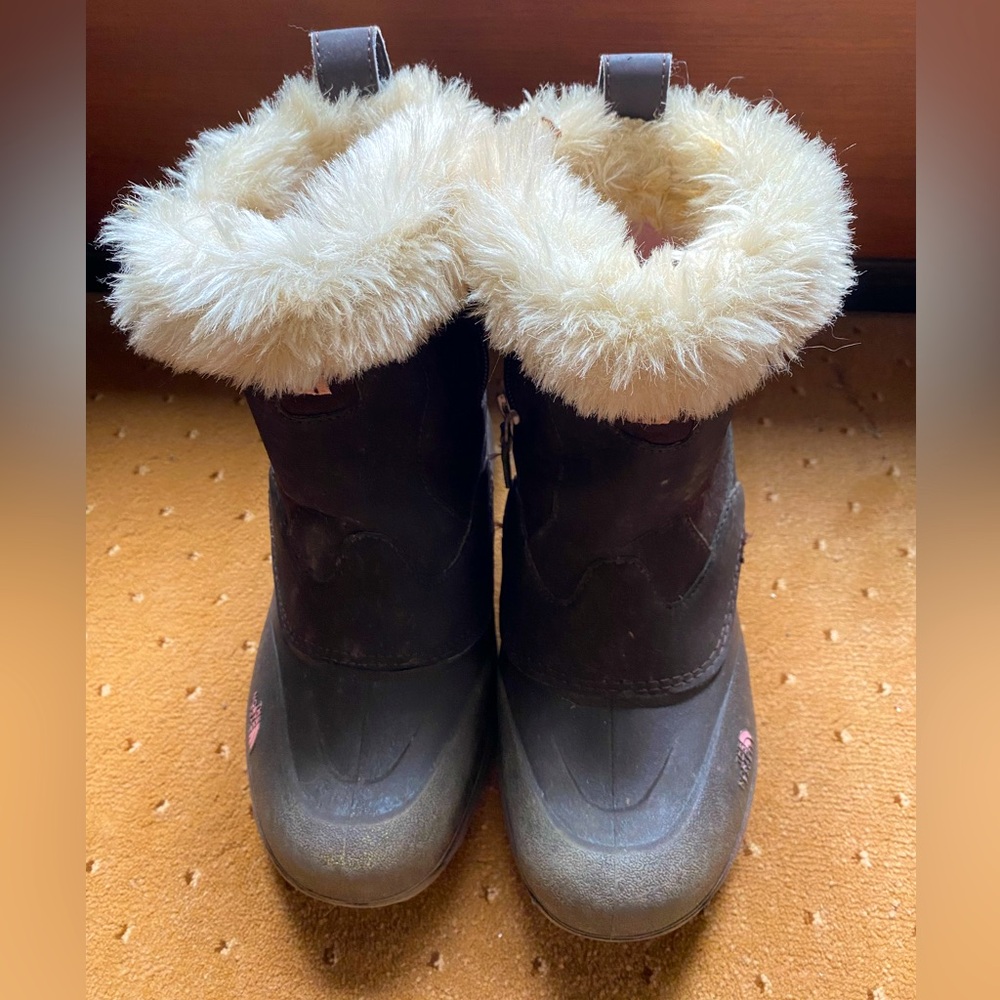NORTH FACE fuzzy and waterproof black boot!